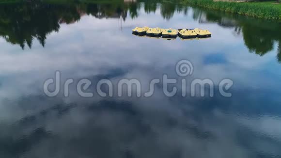 在平静的湖面上缓慢移动桨艇的鸟瞰4K视频的预览图