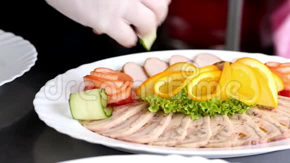 一位厨师用黄瓜片装饰菜肴作为开胃菜视频的预览图