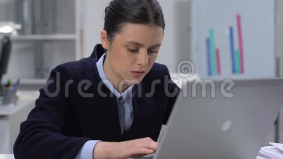 女经理患有颈部疼痛工作办公室笔记本电脑久坐不动的生活方式视频的预览图