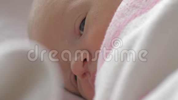 一张躺着的新生婴儿脸的特写视频的预览图