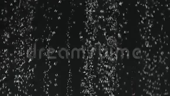 新鲜柠檬片落入水中的黑色背景柠檬在水中有气泡有机食品健康视频的预览图