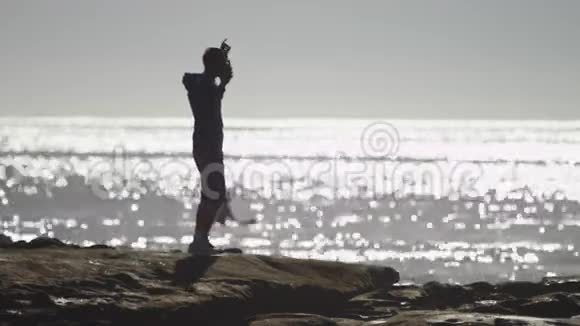 在海岸上的孤独之舞视频的预览图