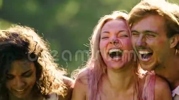 年轻的女人和男人穿着湿衣服和五颜六色的粉末笑霍利党视频的预览图
