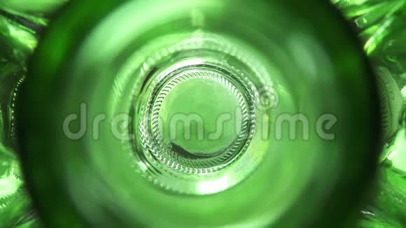 多利变焦空的绿色啤酒瓶顶部视图拍摄在菲舍耶镜头视频的预览图