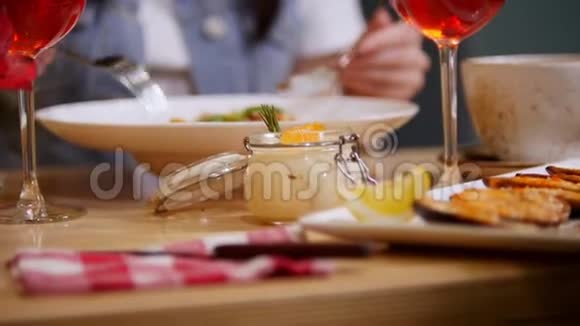 一个在餐馆吃意大利面的女人视频的预览图