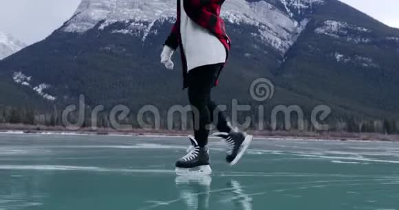 女人在冰冻的湖面上滑冰视频的预览图