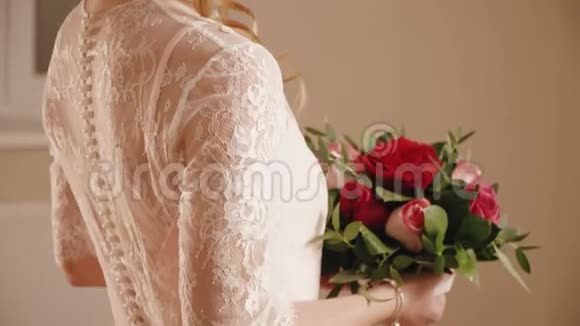 穿着婚纱戴着鲜花摆姿势拍照的金发新娘视频的预览图