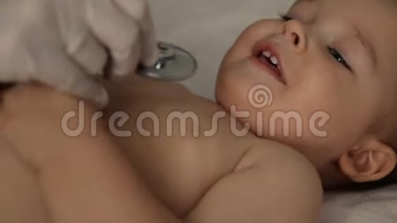 小男孩正在接受儿童医生检查医生手拿着一个音筒高清高清视频的预览图