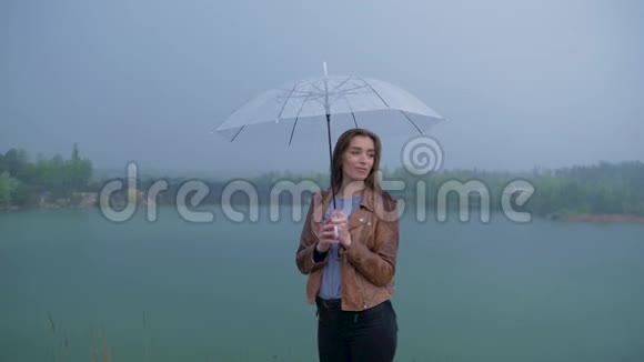 雨中伞下的少女画像视频的预览图