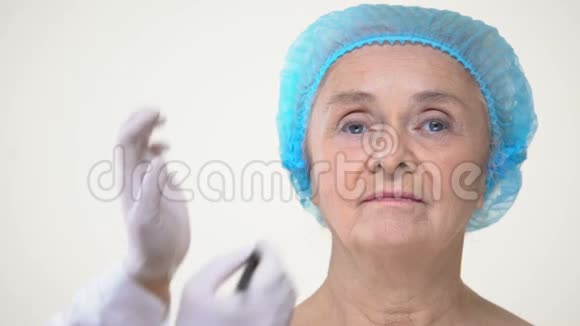 整形外科医生为老太太做整容手术抗衰老治疗视频的预览图