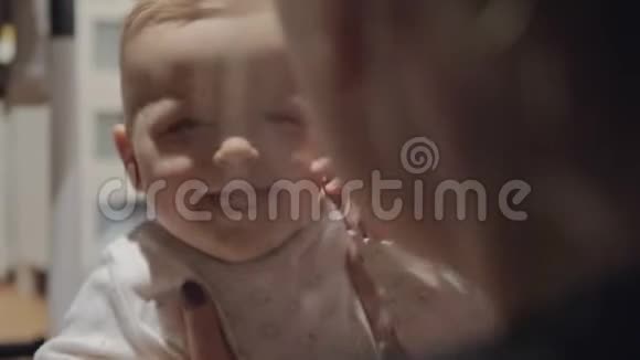 在母亲怀里笑着的女婴视频的预览图