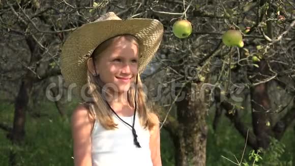 苹果园农民儿童乡村女孩在4K村树上品尝水果视频的预览图