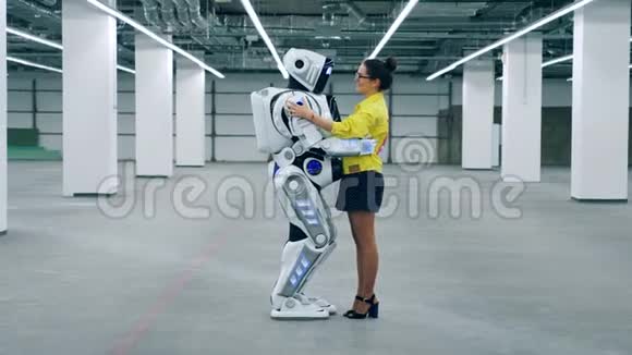 一位女士拿着一个半机器人和它说话视频的预览图