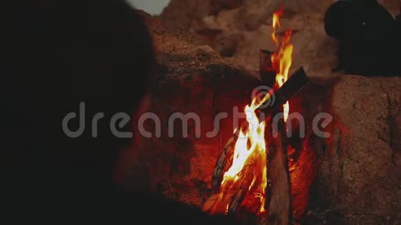 日落时分人们在山顶上放松坐在篝火旁享受他们的时光友谊青春慢动作视频的预览图