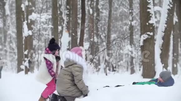 冬季森林两个小女孩向弟弟撒雪视频的预览图