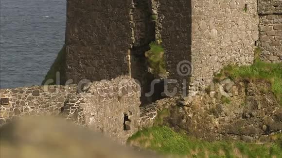 一个被毁的城堡柱子视频的预览图