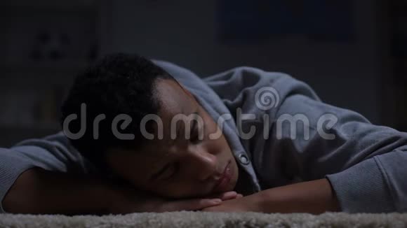 不幸的美国黑人少年躺在地板上遭受种族歧视视频的预览图