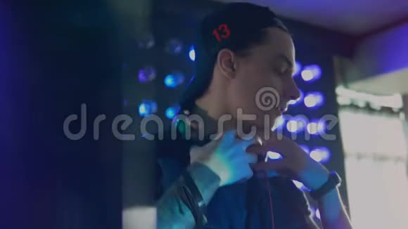 年轻的DJ在工作中微笑视频的预览图