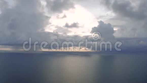 在巴厘岛旁边的海洋上阳光下的云视频的预览图
