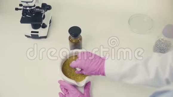 科学家将金粉混合在餐桌特写镜头的迫击炮中视频的预览图
