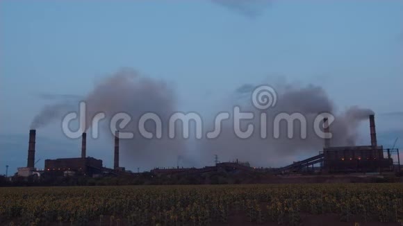 延时工厂烟堆滚滚浓烟滚滚视频的预览图