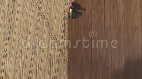 春季农田粮食作物带拖车作物种子拖拉机视频的预览图