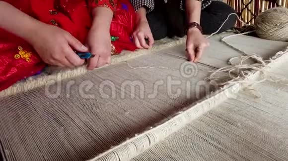 两个卡什凯女人一起织地毯视频的预览图