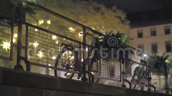晚上骑自行车视频的预览图