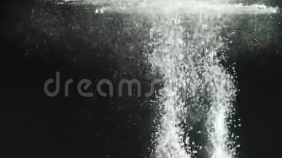 两颗药丸掉进水中隔离在黑色背景上片剂在水中的有效溶解气泡上升视频的预览图