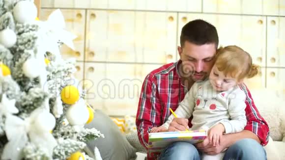 父亲在圣诞节教小女儿画画视频的预览图