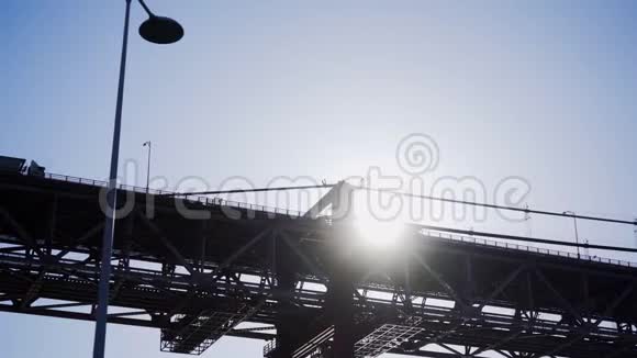 桥和驾驶汽车在阳光下视频的预览图