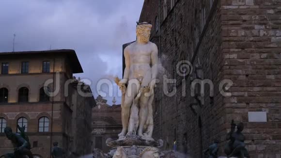 尼普顿喷泉是意大利佛罗伦萨的喷泉维奇奥宫慢动作视频的预览图