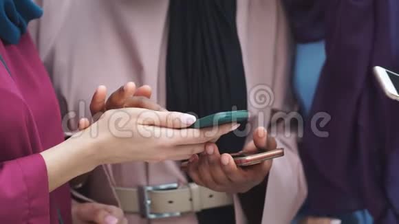 一对年轻的商业穆斯林女性使用智能电话联系伴侣视频的预览图