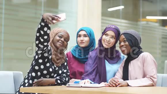 四组穆斯林妇女戴着传统头巾在商场自拍视频的预览图