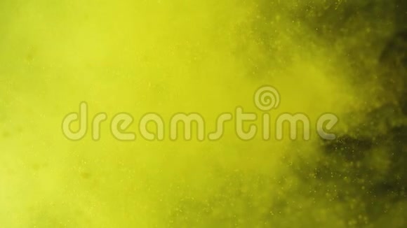 柠檬用花粉溅入黄色的水中鲜果落在水里有机浆果健康食品慢慢视频的预览图