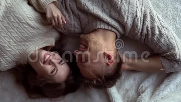 年轻夫妇在家一起冬概念躺着微笑轻松视频的预览图