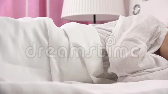 唤醒儿童肖像睡在床上睡小女孩脸卧室4K视频的预览图