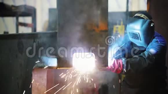 一个人在烧嘴上工作焊接金属角视频的预览图