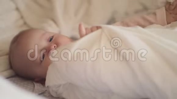 安静的婴儿躺在床上七个月视频的预览图