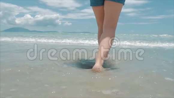 热带沙滩上在炎热的夏季太阳下热带阳光下女人的腿欧洲可爱的布鲁内特视频的预览图