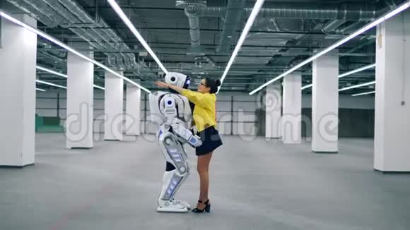 像人类一样的机器人和一位女士正在拥抱视频的预览图