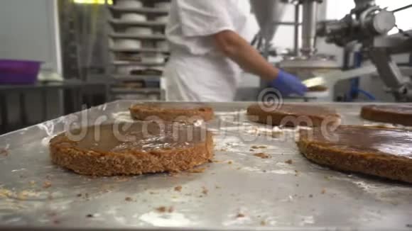 糕点厨师使用设备在饼干蛋糕上涂上奶油手工制作糖果甜点面粉糖果视频的预览图