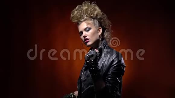 自信的年轻摇滚女孩有着惊人的发型翻转镜头视频的预览图