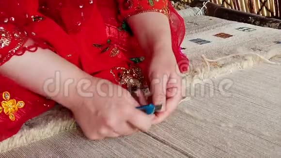 Qashqai女士穿红色织毯特写慢动作视频的预览图