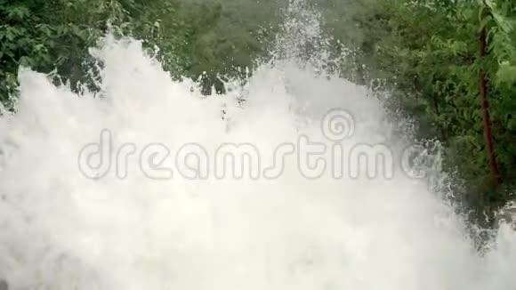 水溅得很高在瀑布附近有树视频的预览图