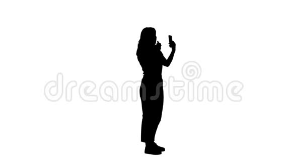 剪影女人用口红看手机视频的预览图