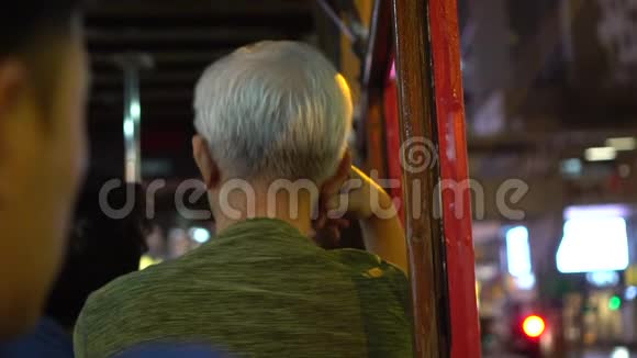 坐在香港电车上思考问题及未来的亚洲长者视频的预览图