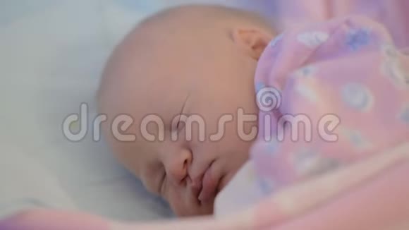 刚出生的女婴正在睡觉视频的预览图