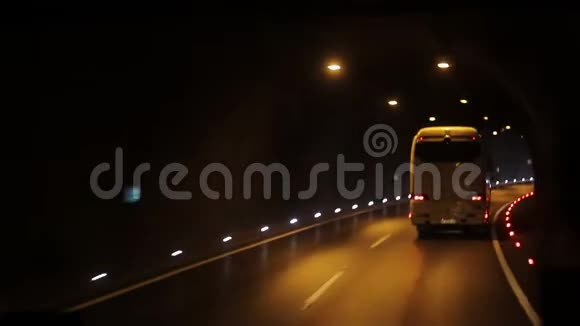 汽车穿过隧道视频的预览图