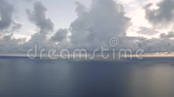 在巴厘岛旁边的海洋上阳光下的云视频的预览图